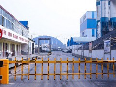 自动感应，全方位洗车机，为出入车辆清洗美容。
