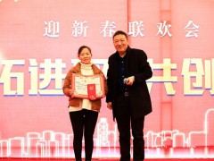我们对2018年的先进工作者做出了表彰。但是我心里总是隐隐牵挂着没有评上的人，因为你们的情绪会影响到你们以后的生活和工作乃至同事间的团结。先进和优秀，是我们事业发展的中坚和基石。一年一度的评选不是目的，意义在于用典型的作用鞭策和带动大家同心同德、齐心协力地把各项工作做好，通过评选激励全体员工的工作斗志和热情。真心希望 没有评上先进的人，请大家一定要平复自己的情绪，认真思考一下，和他们相比较距离在哪里，放下那些垃圾情绪，让自己轻装上阵、直线思维、有效沟通、高效工作争取让自己在下一年得到表彰，一味的抵触或低落只会让自己不开心，我们年年都会评先评优，只要你敞开胸怀，打开心扉，爱岗敬业爱自己都会有机会的。让我们在新的一年里，以崭新的面貌，一如既往，继往开来，把我们的各项工作包括自身的能力修养再上一个新台阶！